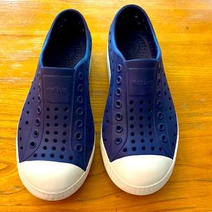 Like new NATIVE Jefferson unisex shoes C12